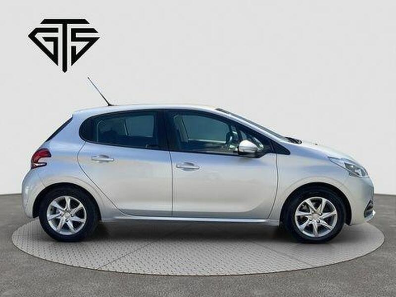 Peugeot 208 view 2