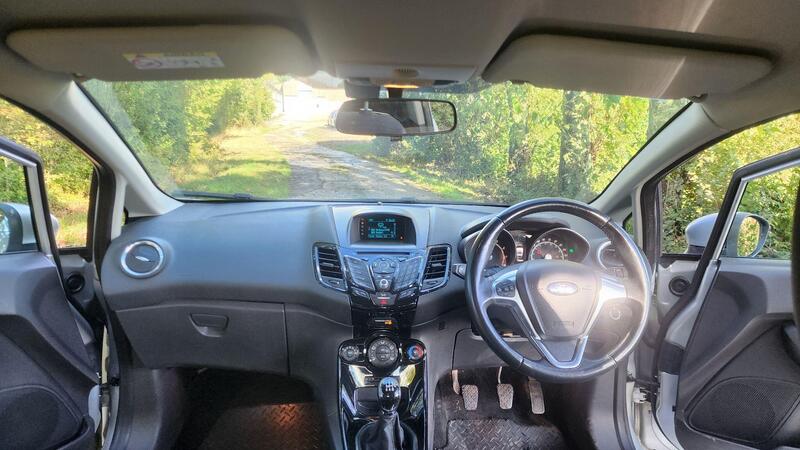 2015 Ford Fiesta — photo 25