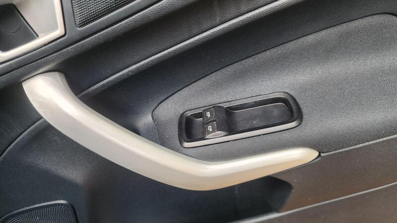 2012 Ford Fiesta — photo 43