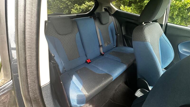 2010 Ford Fiesta — photo 9