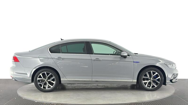 Volkswagen Passat view 3