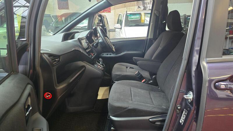 Toyota Voxy view 4