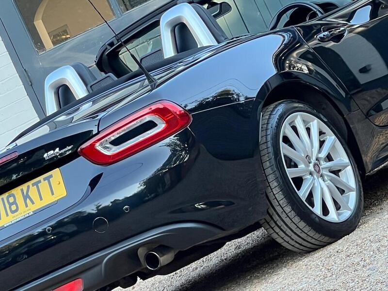 Fiat 124 Spider view 4