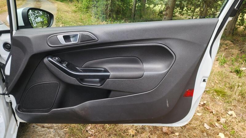 2013 Ford Fiesta — photo 32