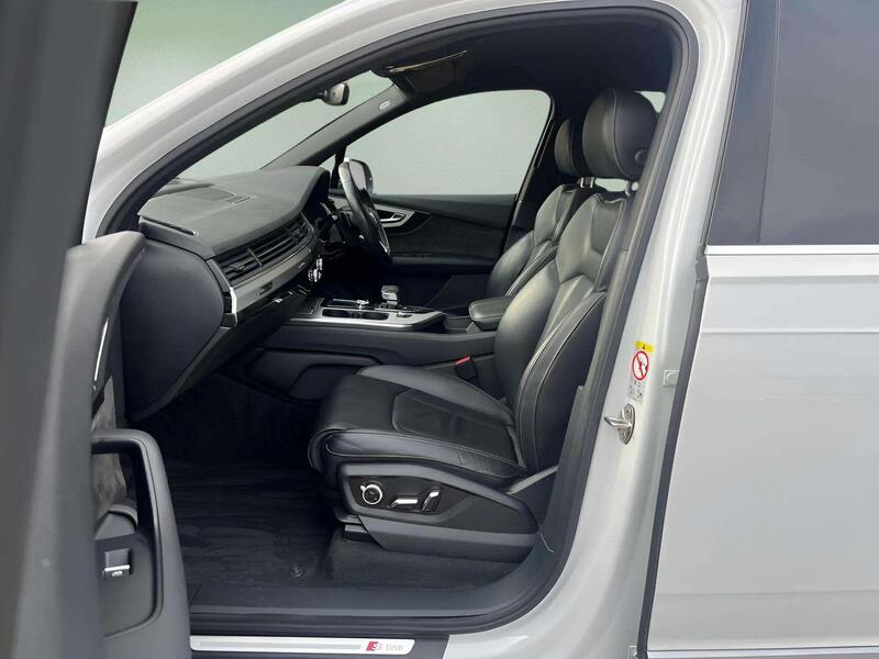 Audi Q7 view 5