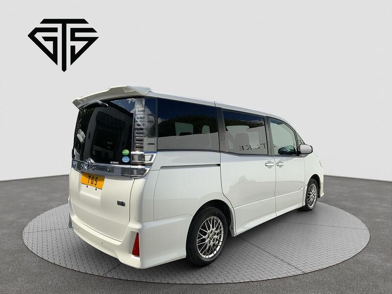 Toyota Voxy view 3