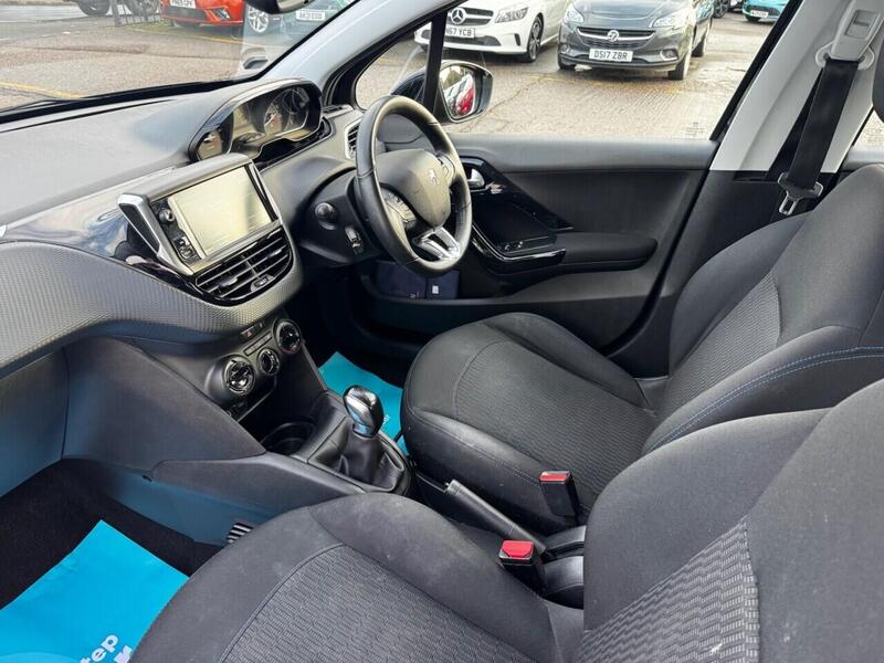 Peugeot 208 view 3