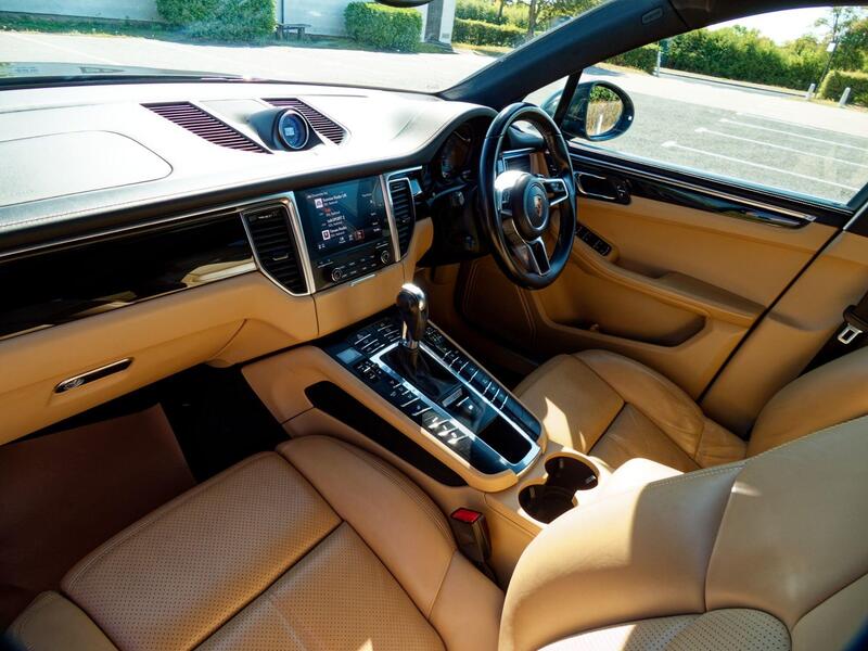 Porsche Macan view 31