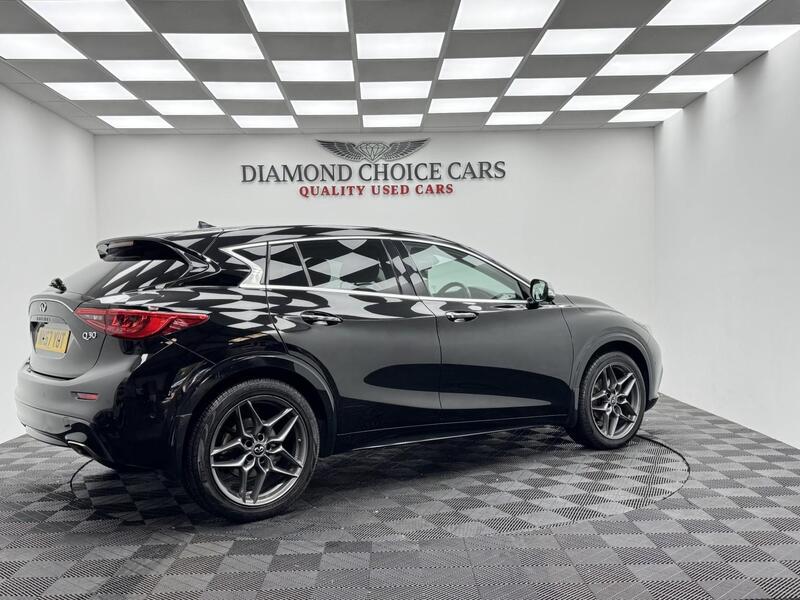 Infiniti Q30 view 6