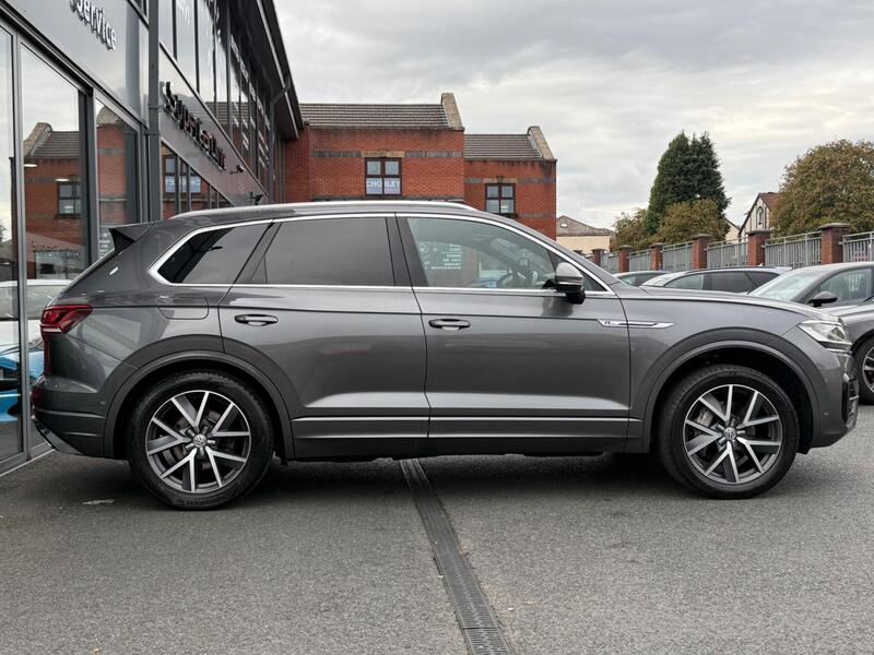 Volkswagen Touareg view 4