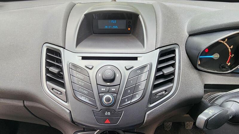 2013 Ford Fiesta — photo 23