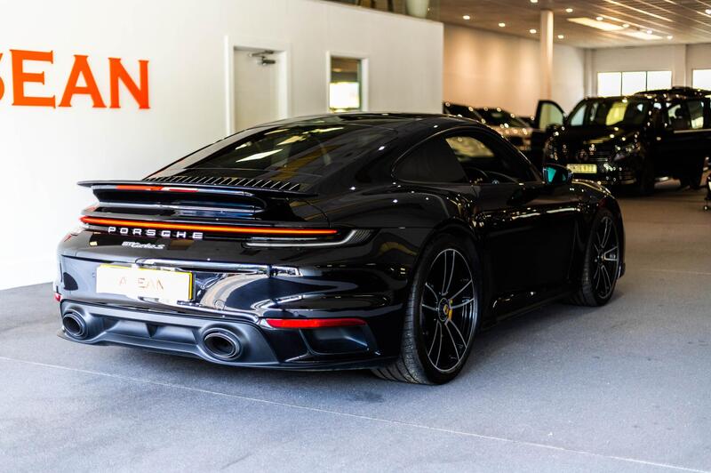 Porsche 911 view 7