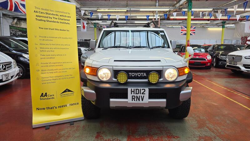 Toyota FJ Cruiser view 3