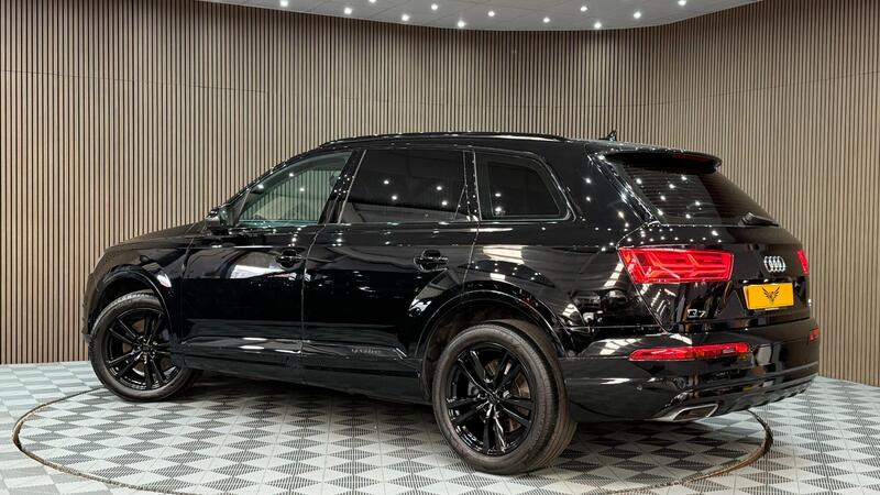 Audi Audi Q7 view 2