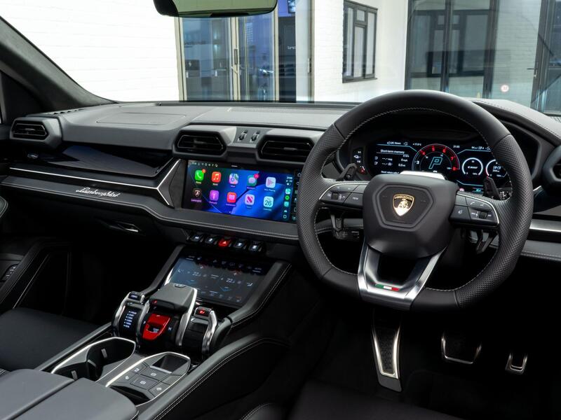 Lamborghini Urus view 3