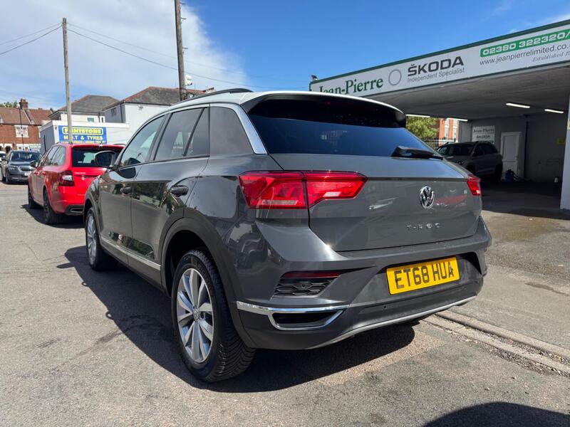 Volkswagen T-Roc view 4