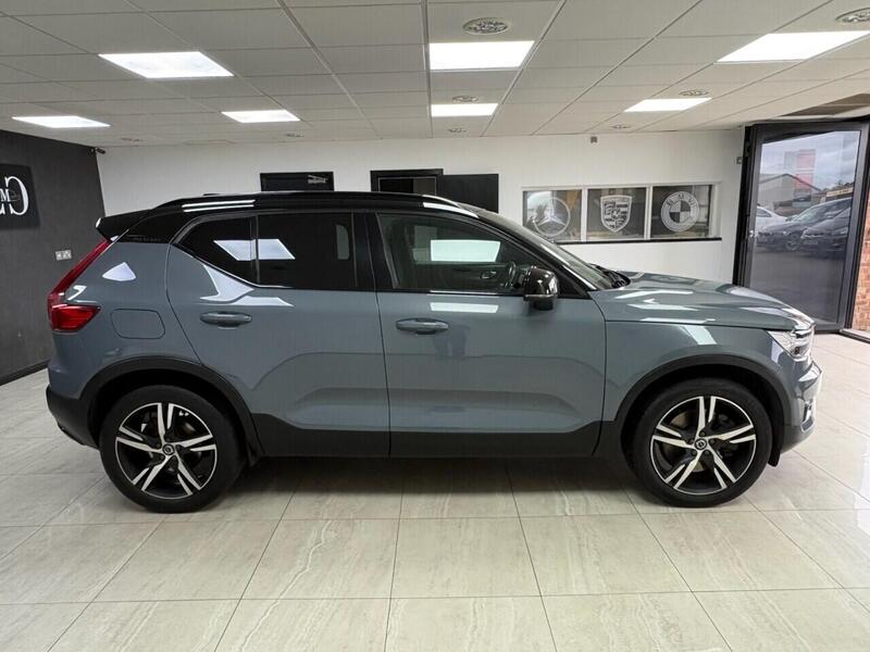 Volvo XC40 view 2
