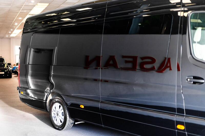 Mercedes-Benz Sprinter view 2