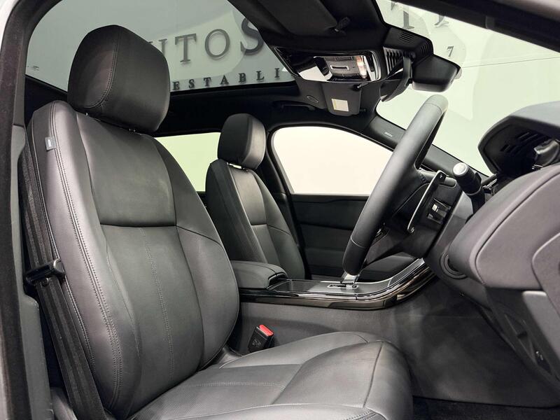 Land Rover Range Rover Velar view 2