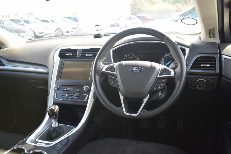 Ford Mondeo view 3