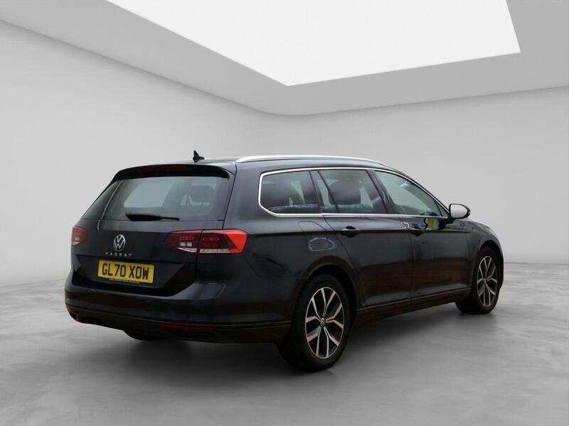 Volkswagen Passat view 4
