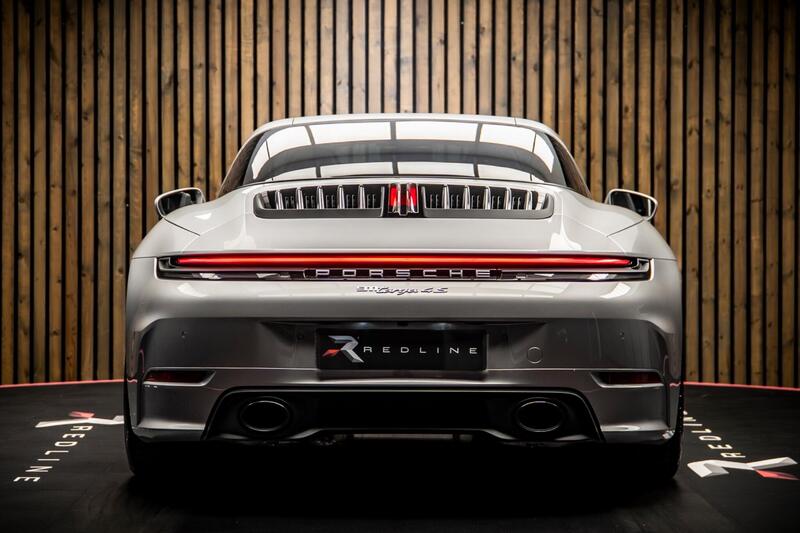 Porsche 911 view 6