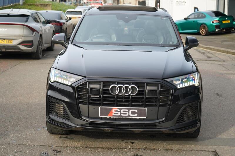 Audi Q7 view 7