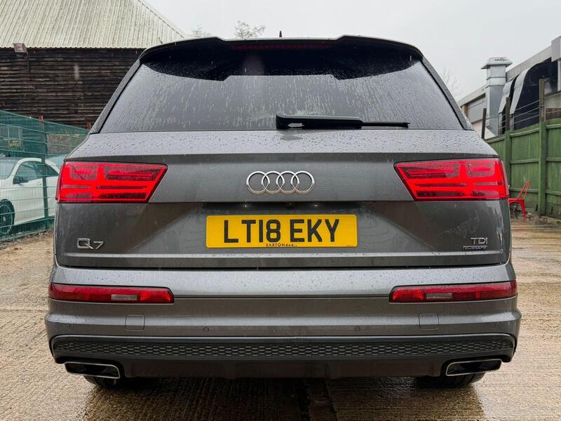 Audi Q7 view 6