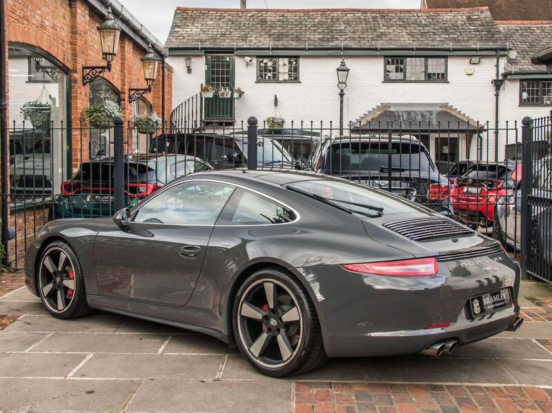Porsche 911 view 7
