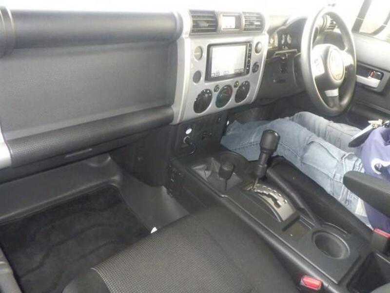 Toyota FJ Cruiser view 3
