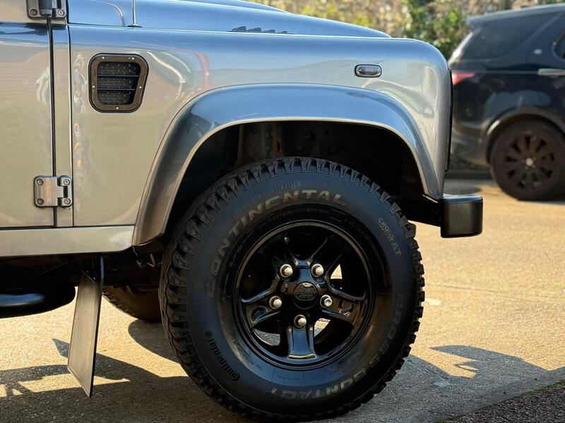 Land Rover Defender 90 view 5