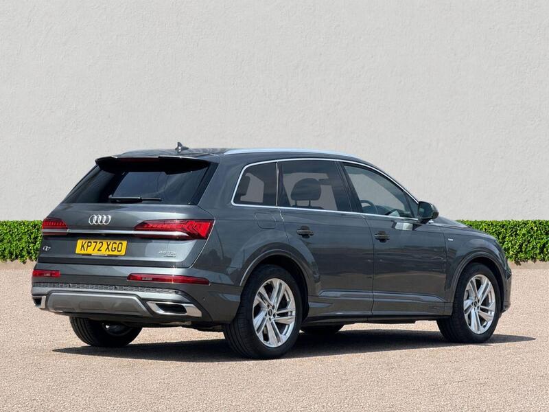 Audi Q7 view 7