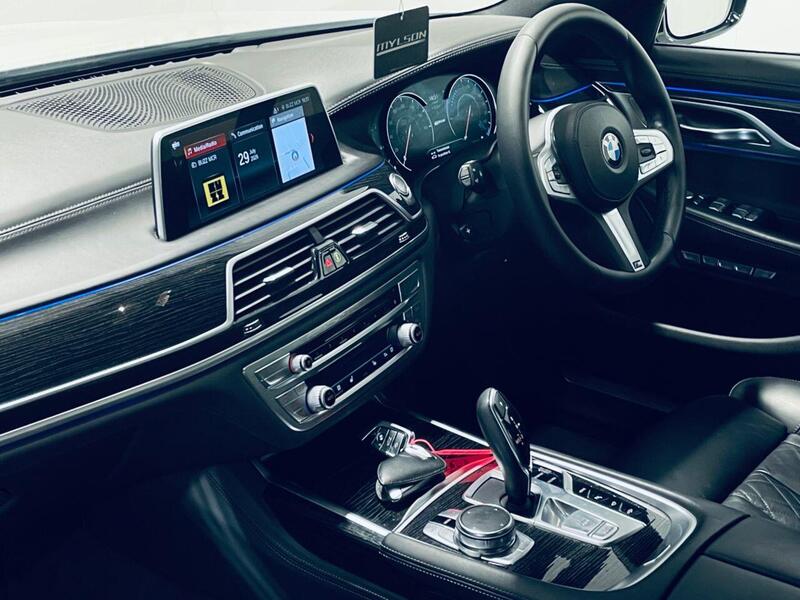 BMW 7 Series view 4