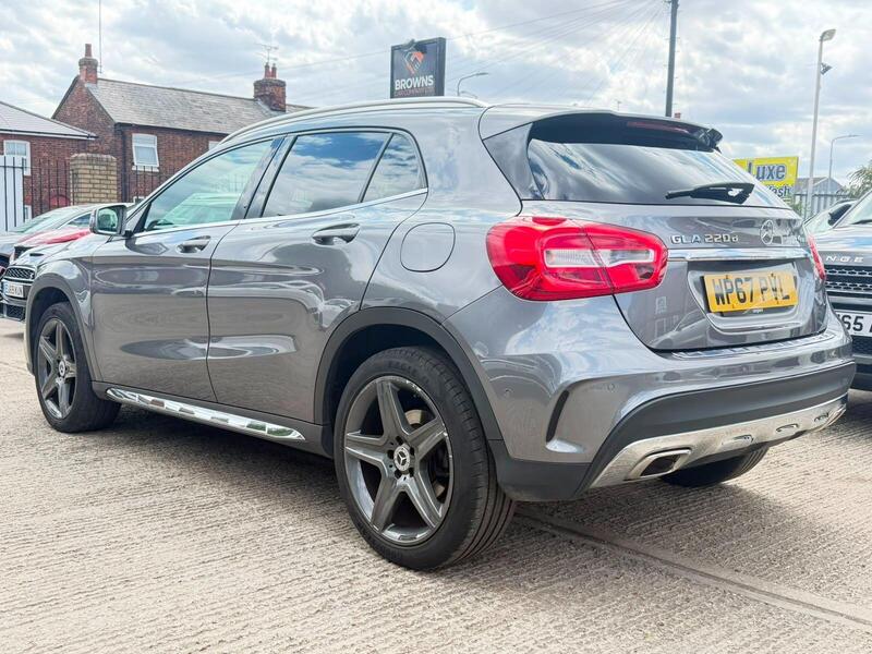 Mercedes-Benz Mercedes-Benz GLA view 4