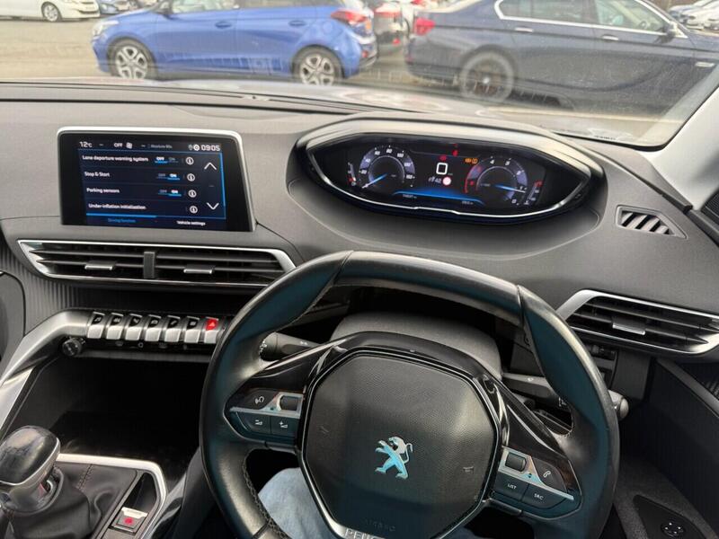Peugeot 3008 view 2