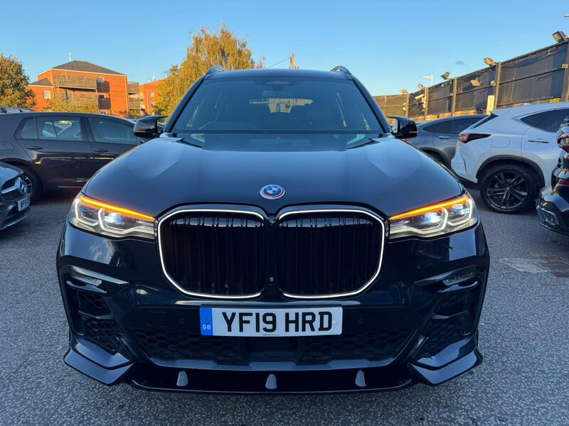 BMW X7 view 5