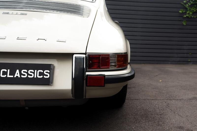 Porsche 911 view 5