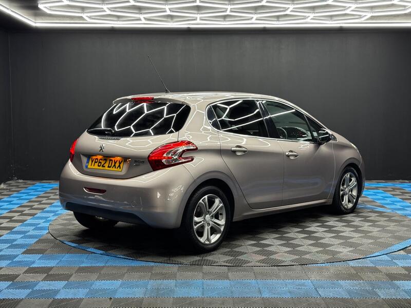 Peugeot 208 view 5