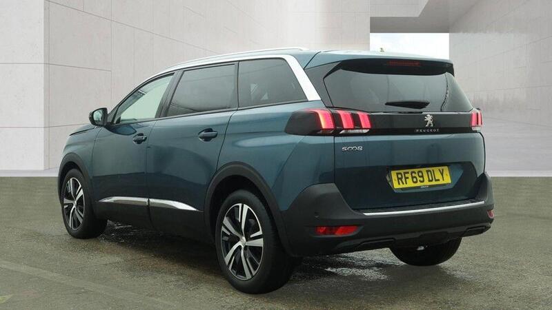 Peugeot 5008 view 2