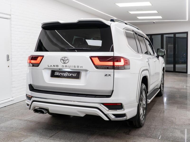 Toyota Land Cruiser view 3