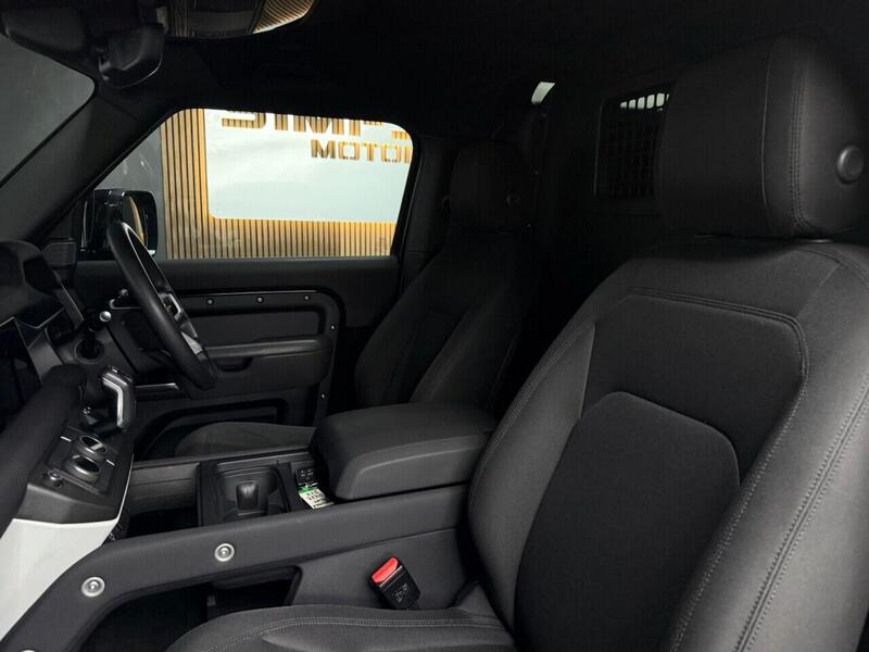 Land Rover Defender 90 view 2