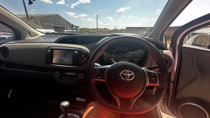 2015 Toyota Yaris — photo 13