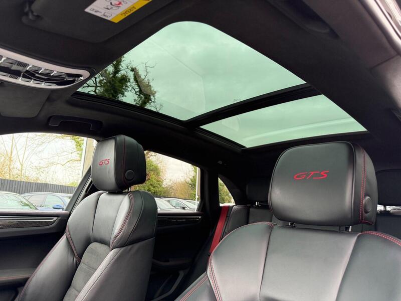 Porsche Macan view 3