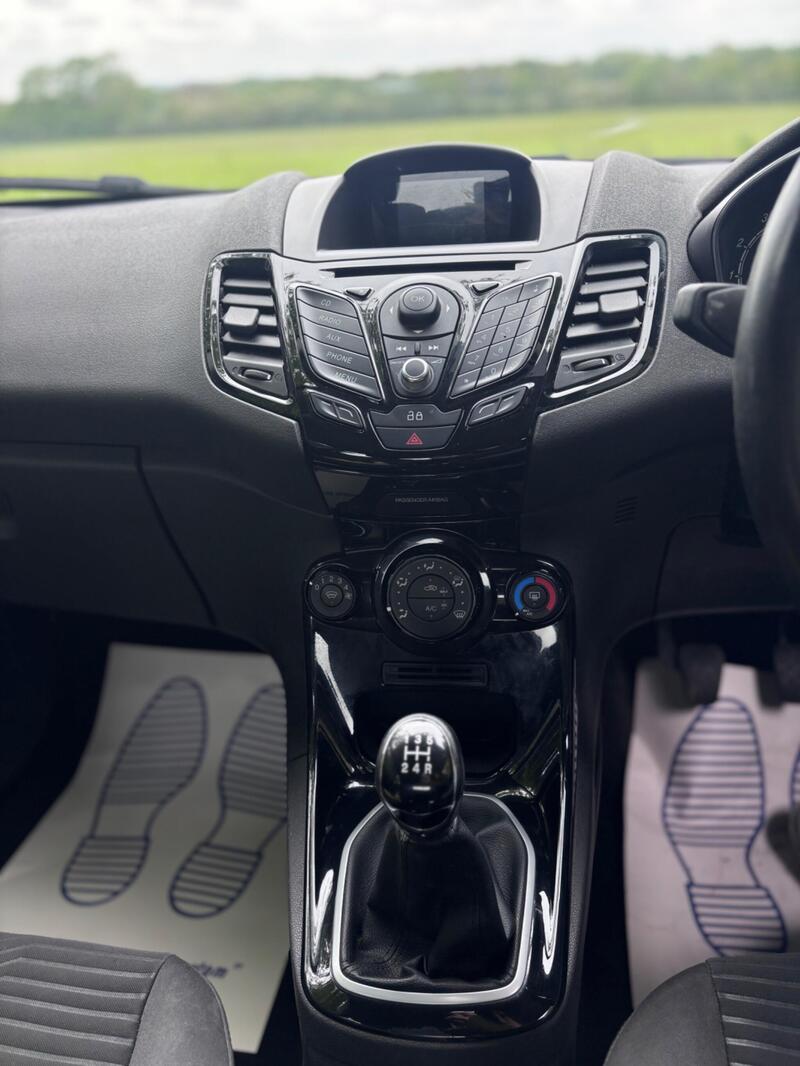 2014 Ford Fiesta — photo 11