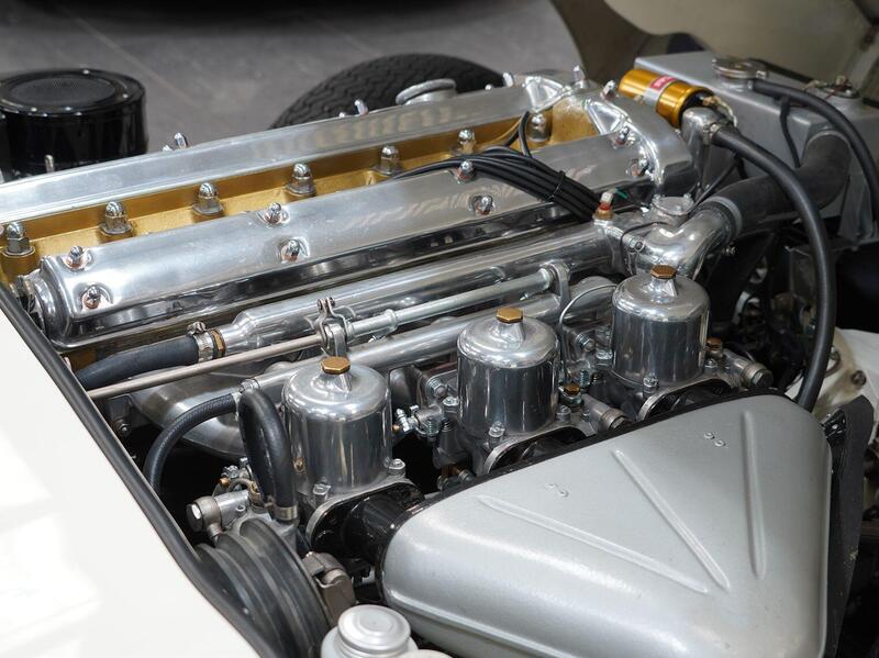 Jaguar E-Type view 4