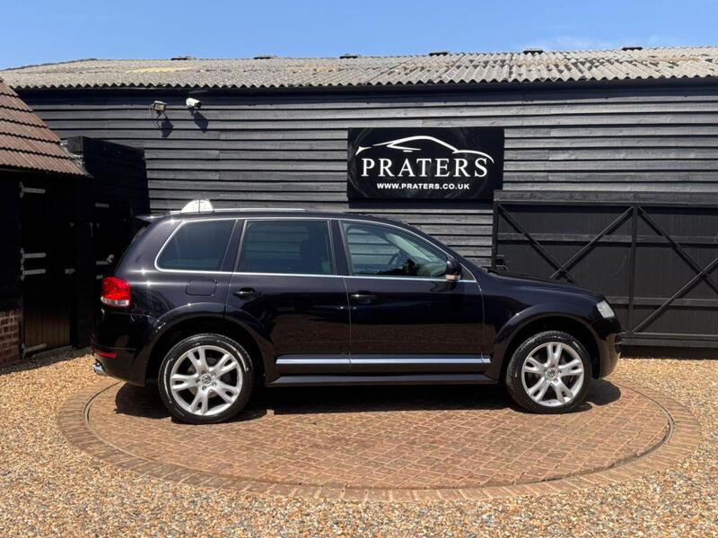 Volkswagen Touareg view 5