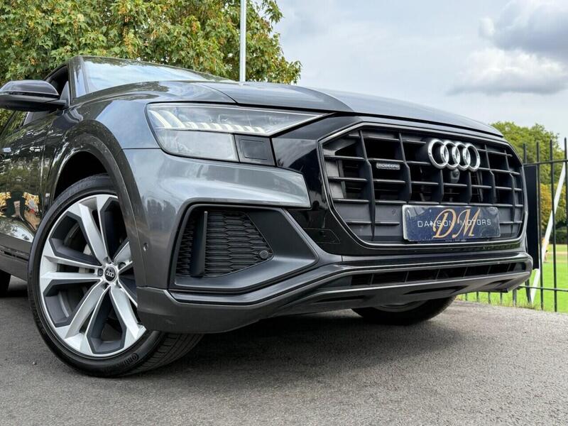 Audi Q8 view 5