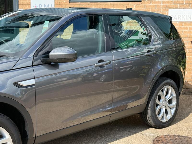 Land Rover Discovery Sport view 5