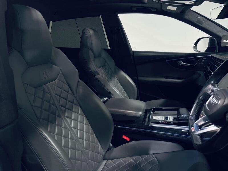 Audi Q8 view 5