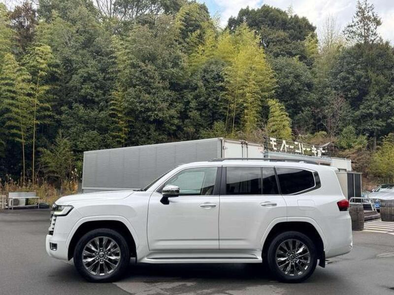 Toyota Land Cruiser view 5